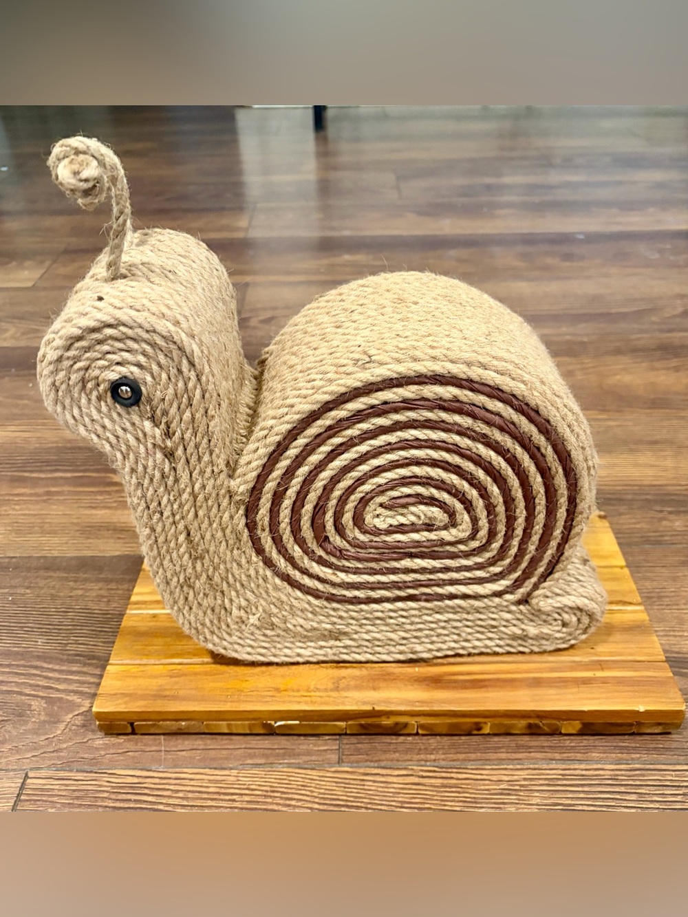 Scratching Post for Cats, Natural Wood & Jute Cord Snail, Cute & Durable